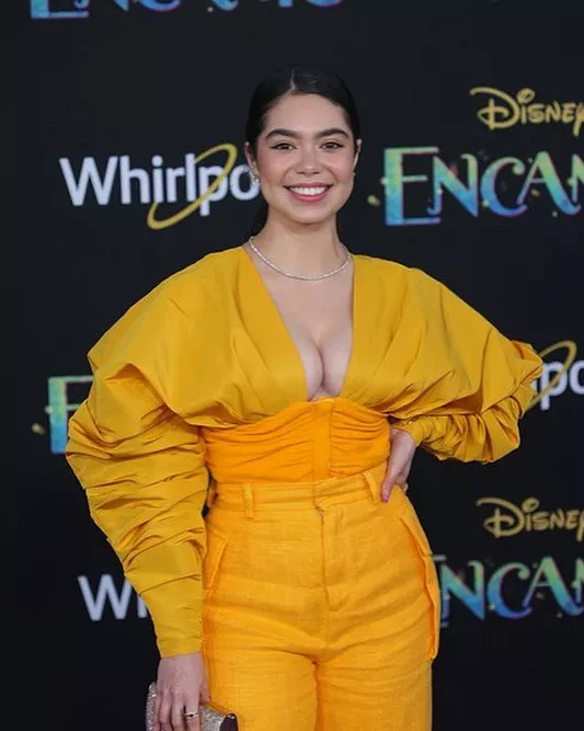 Auli'i Cravalho's perfect tits make me feel so fucking bi