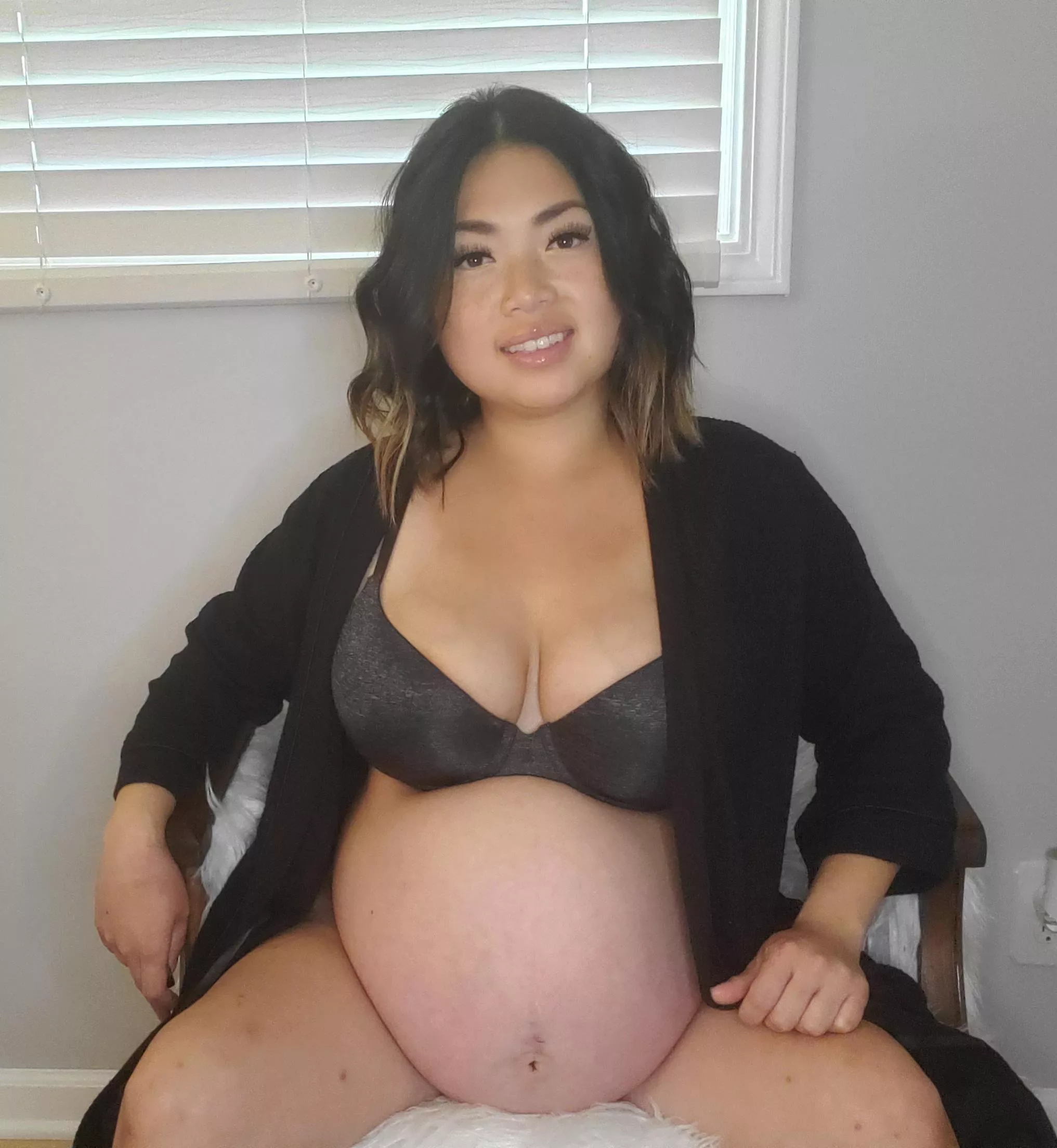 Baby soft skin, huge titties, and pregnant belly 😘