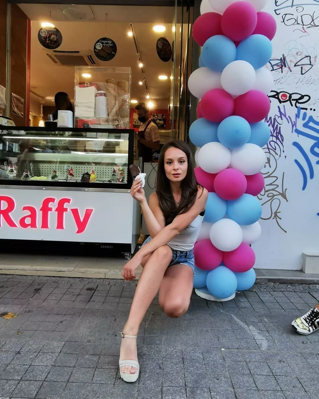 Ballons and an ice cream