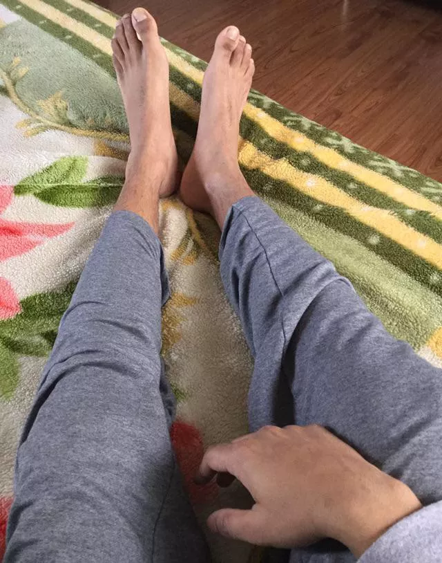 Barefeet + Sweatpants = The best combination