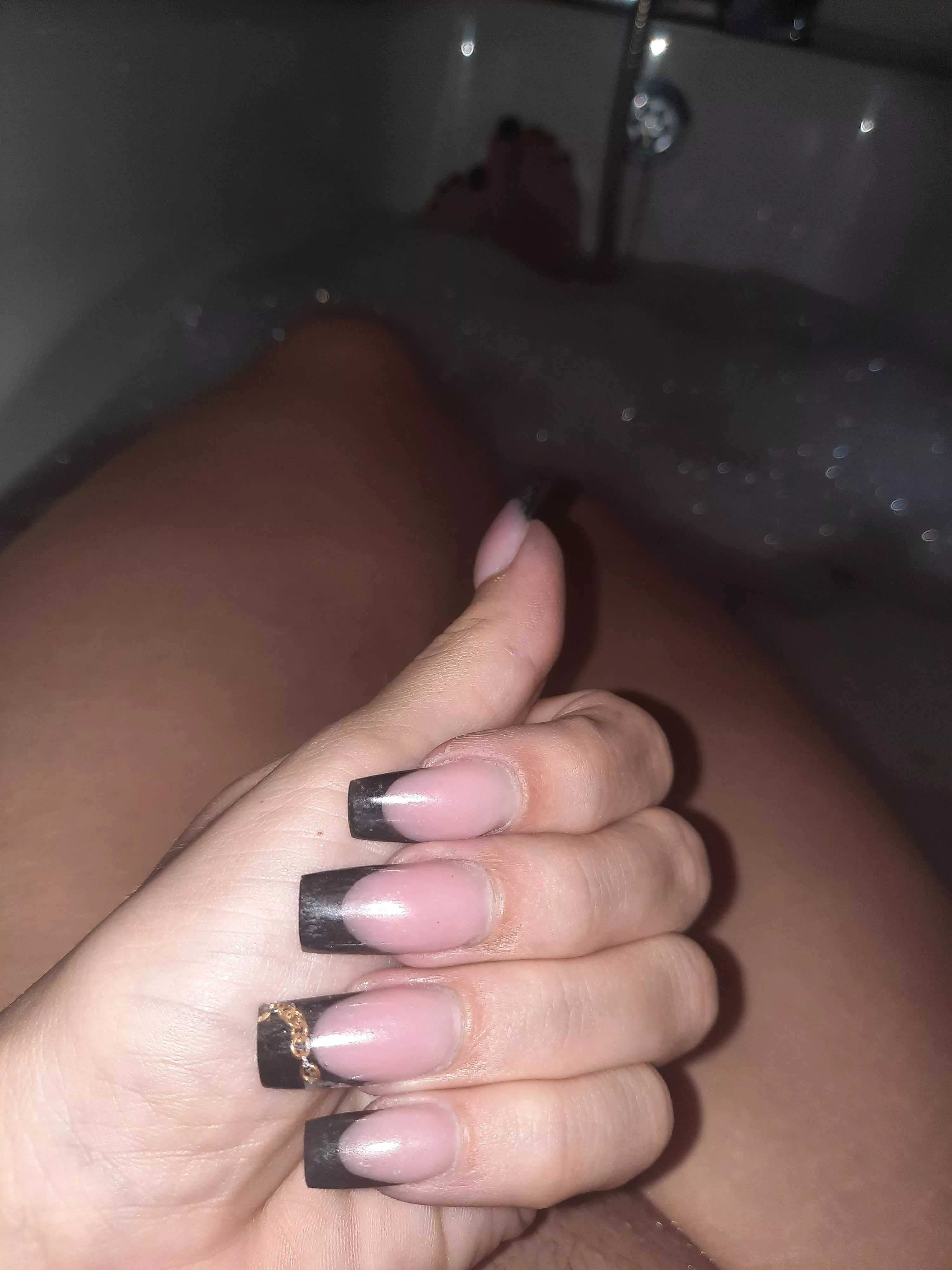 Bath with my new nails and matching toes 😍