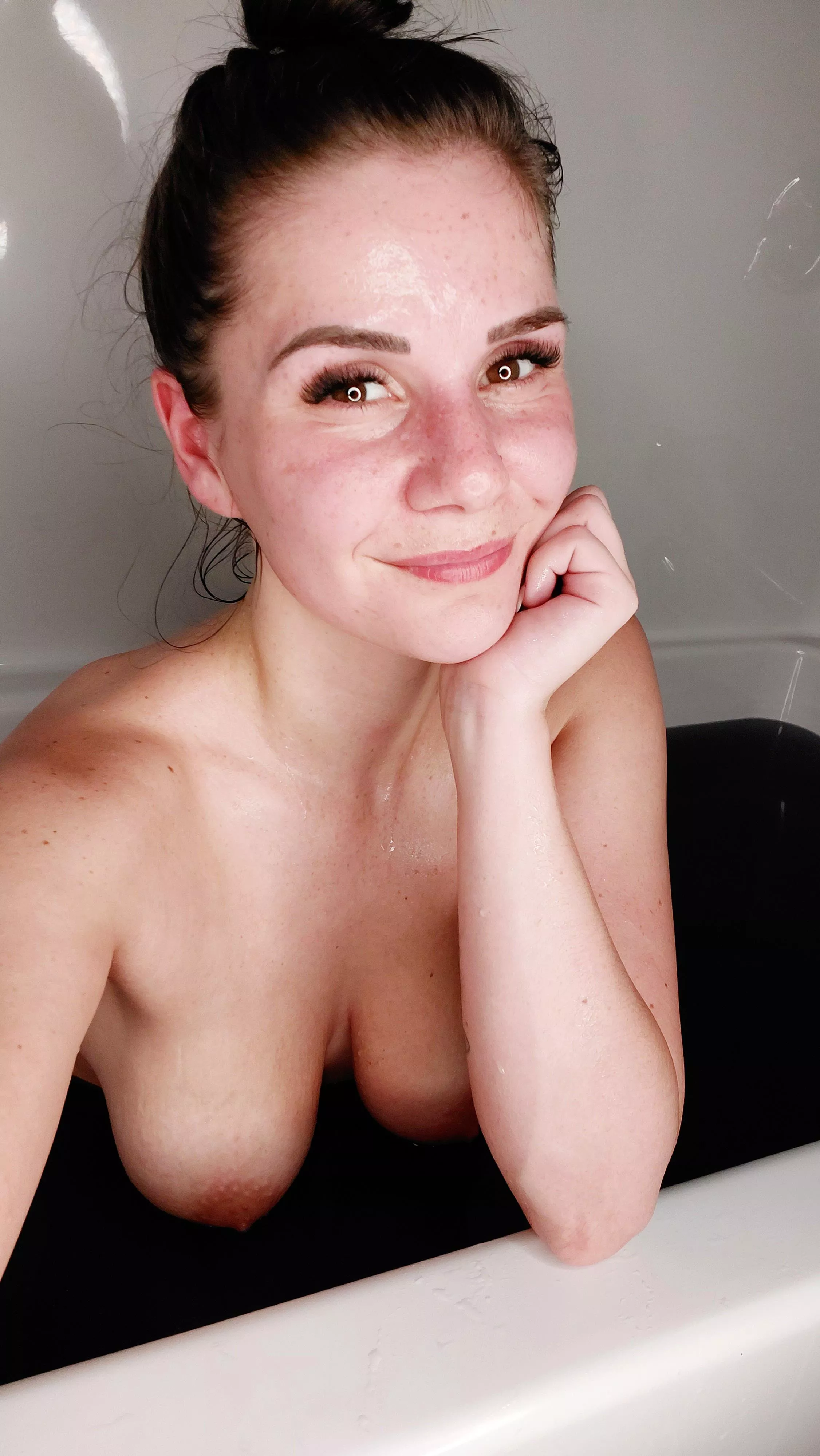 Bathtub selfie â™¡