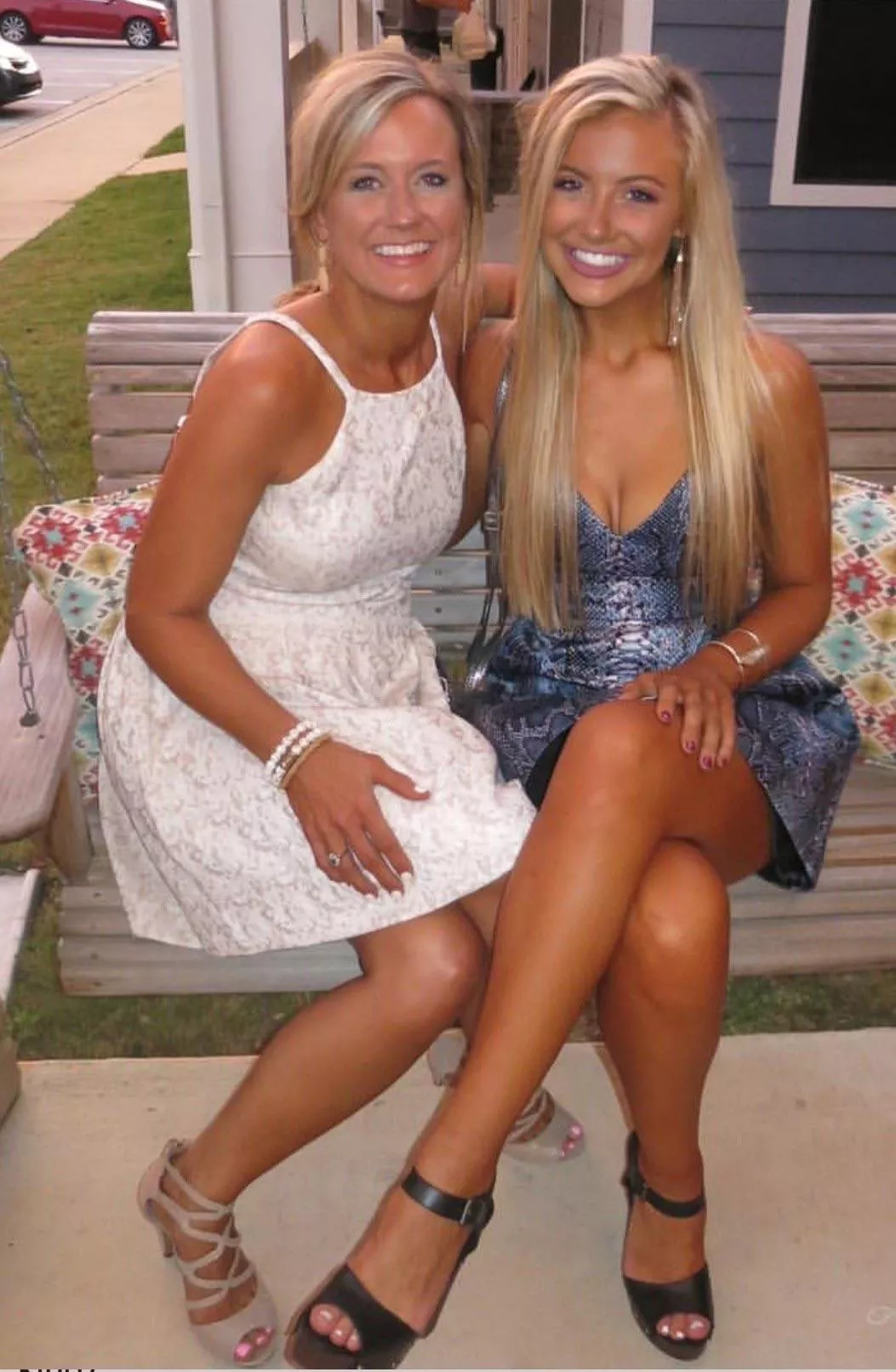 Beautiful blondes! M(45) D(22)