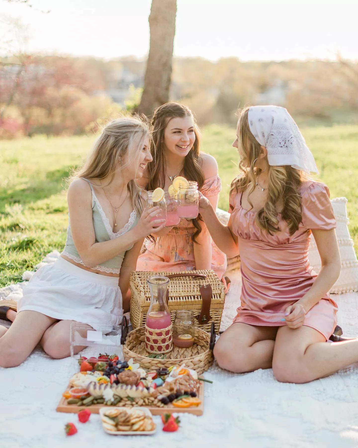 Beautiful trad life picnic.