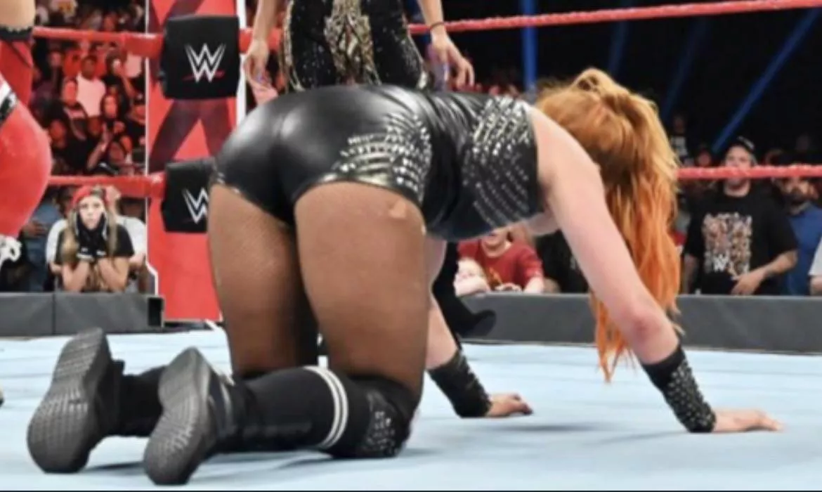 Becky Lynch on all fours ðŸ‘