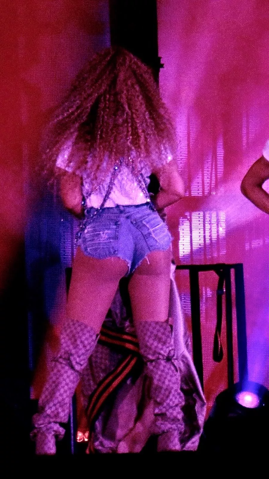 Beyonce's fat booty vs. blue jean shorts. Booty clearly winning in a landslide ðŸ‘