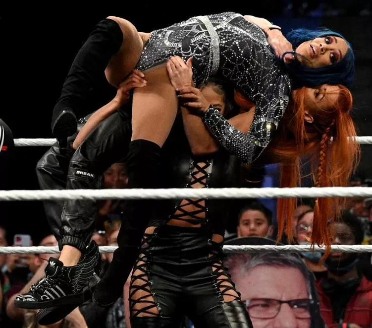 Bianca Belair grabs Sasha Banks ...