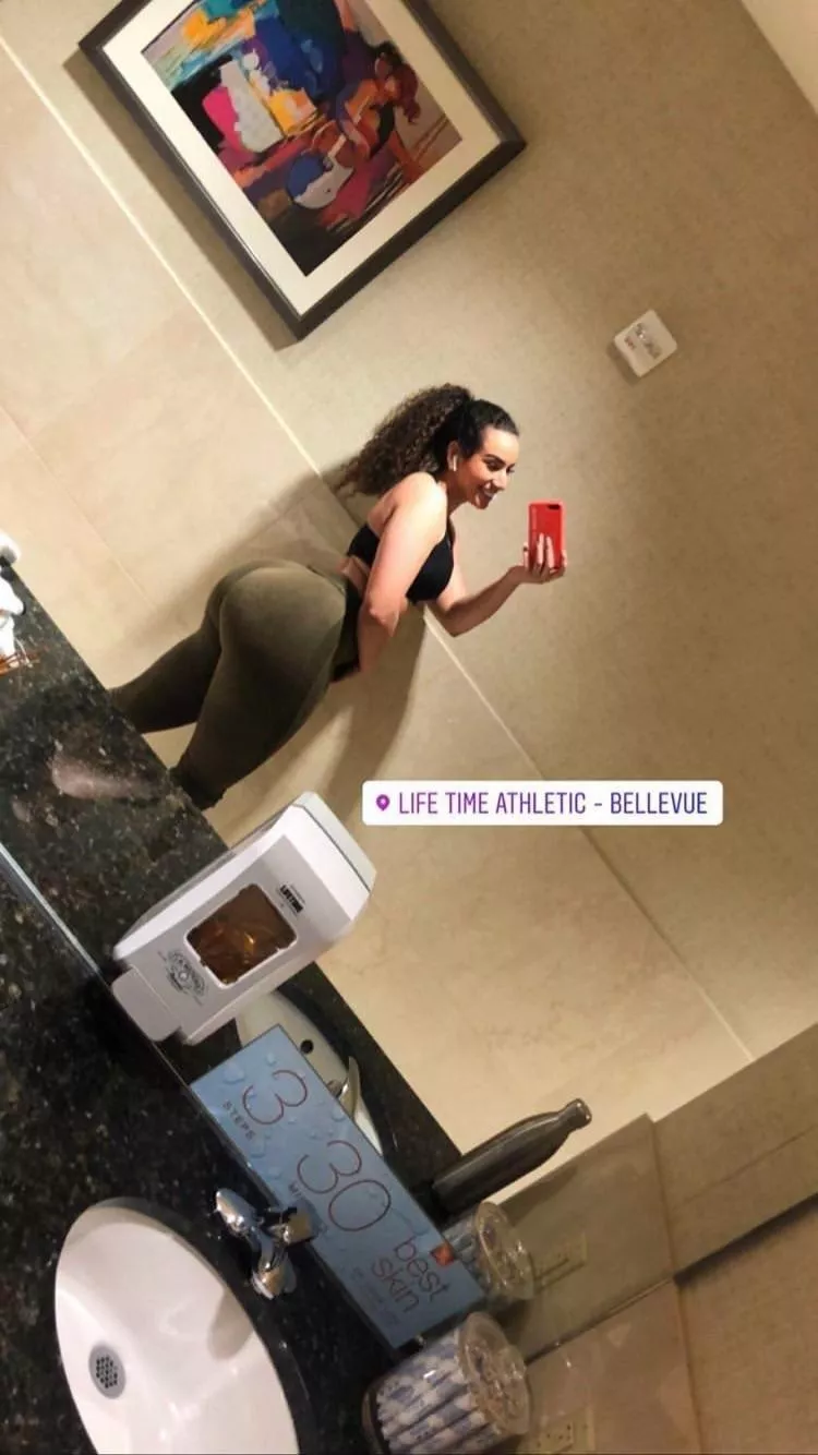 Big ass gym selfie