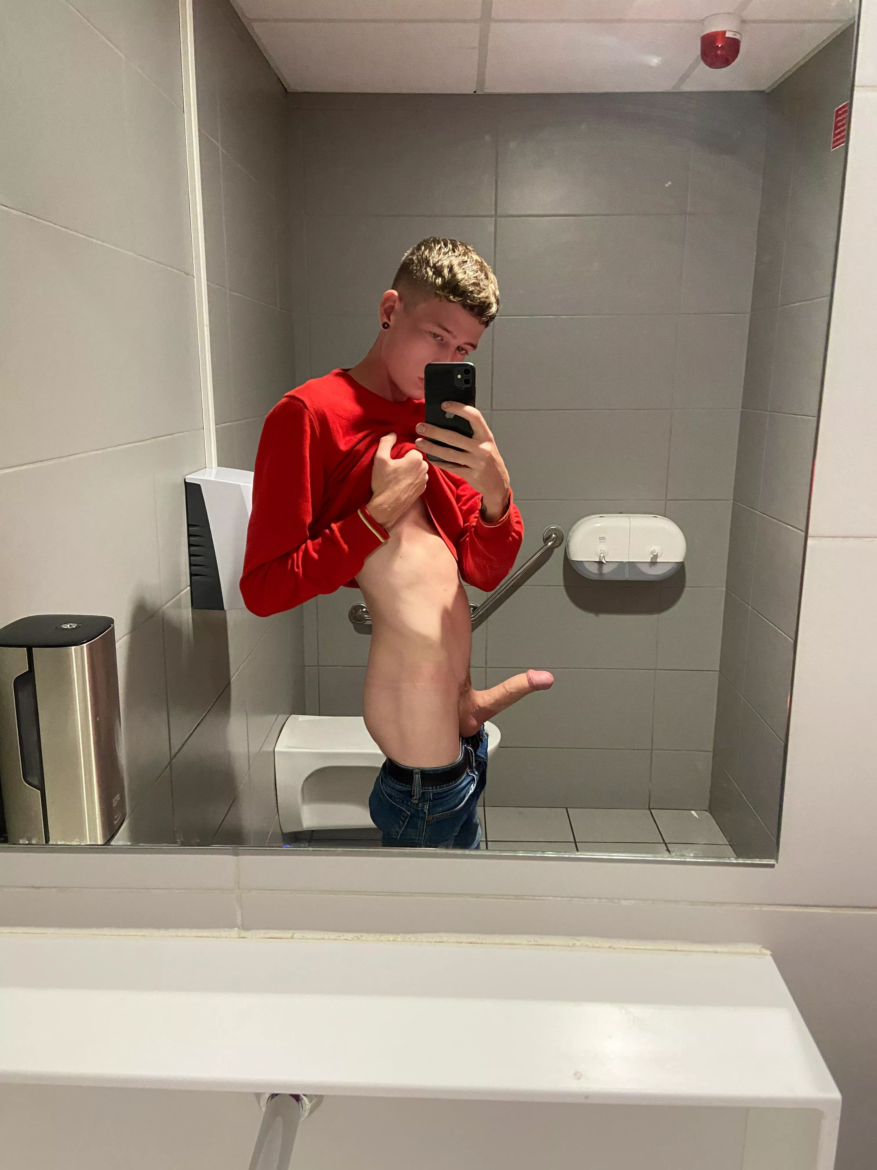 Big bathroom boner ðŸ˜ðŸ†