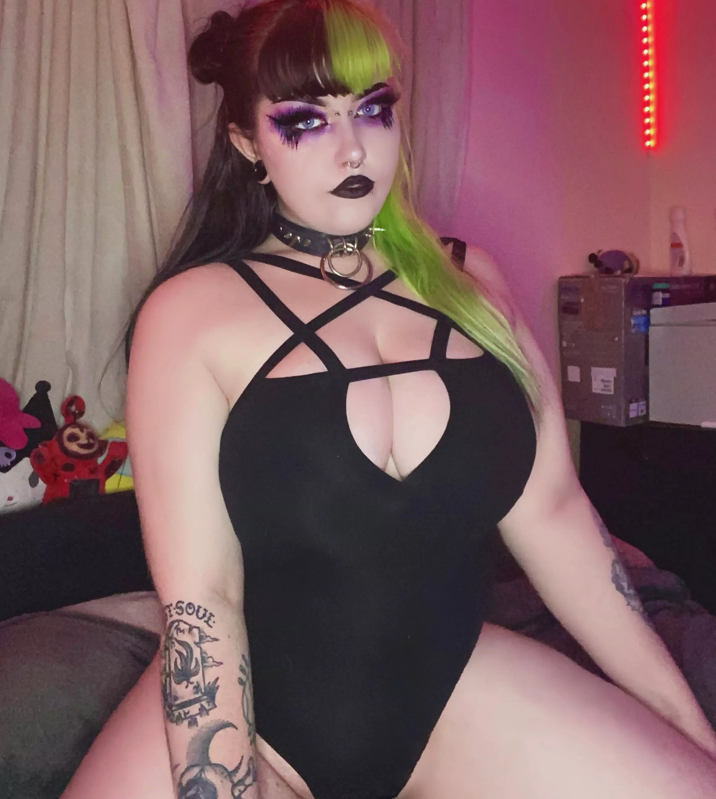 Big tiddy goth gf at your service ☺️