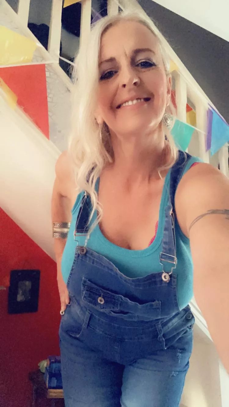 Big tits n dungarees!