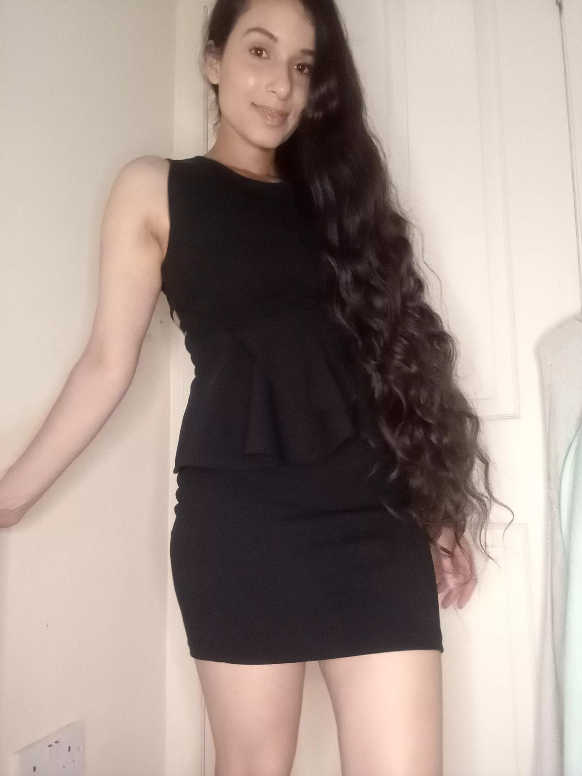 Black dress and long hair 😇😊 [F]