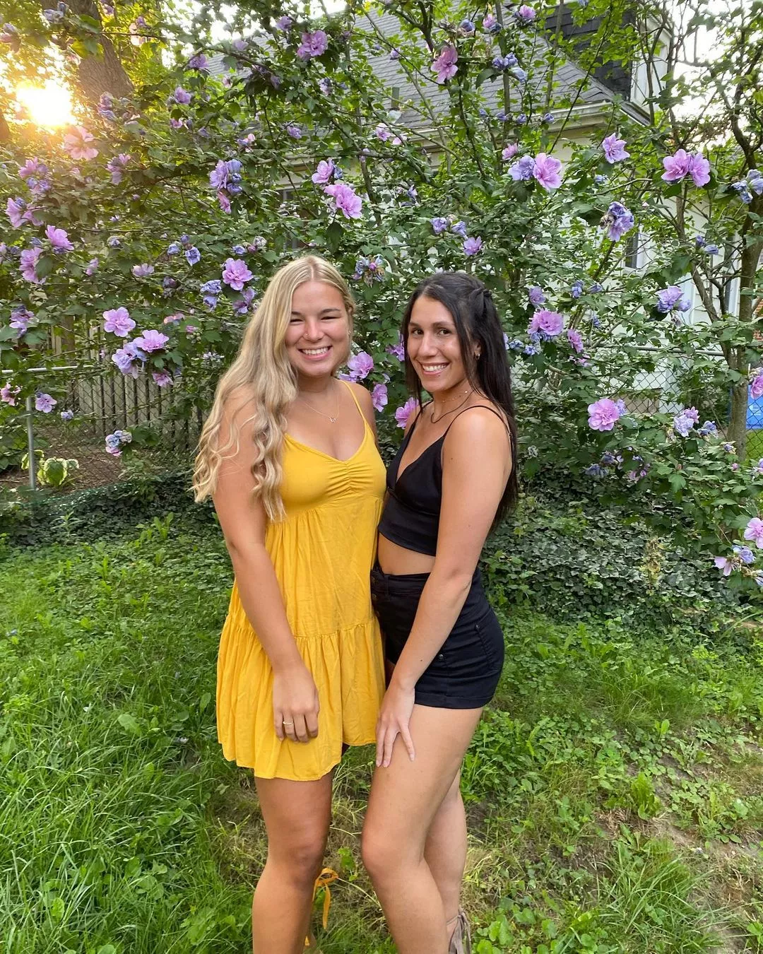 Blonde vs Brunette BFFs