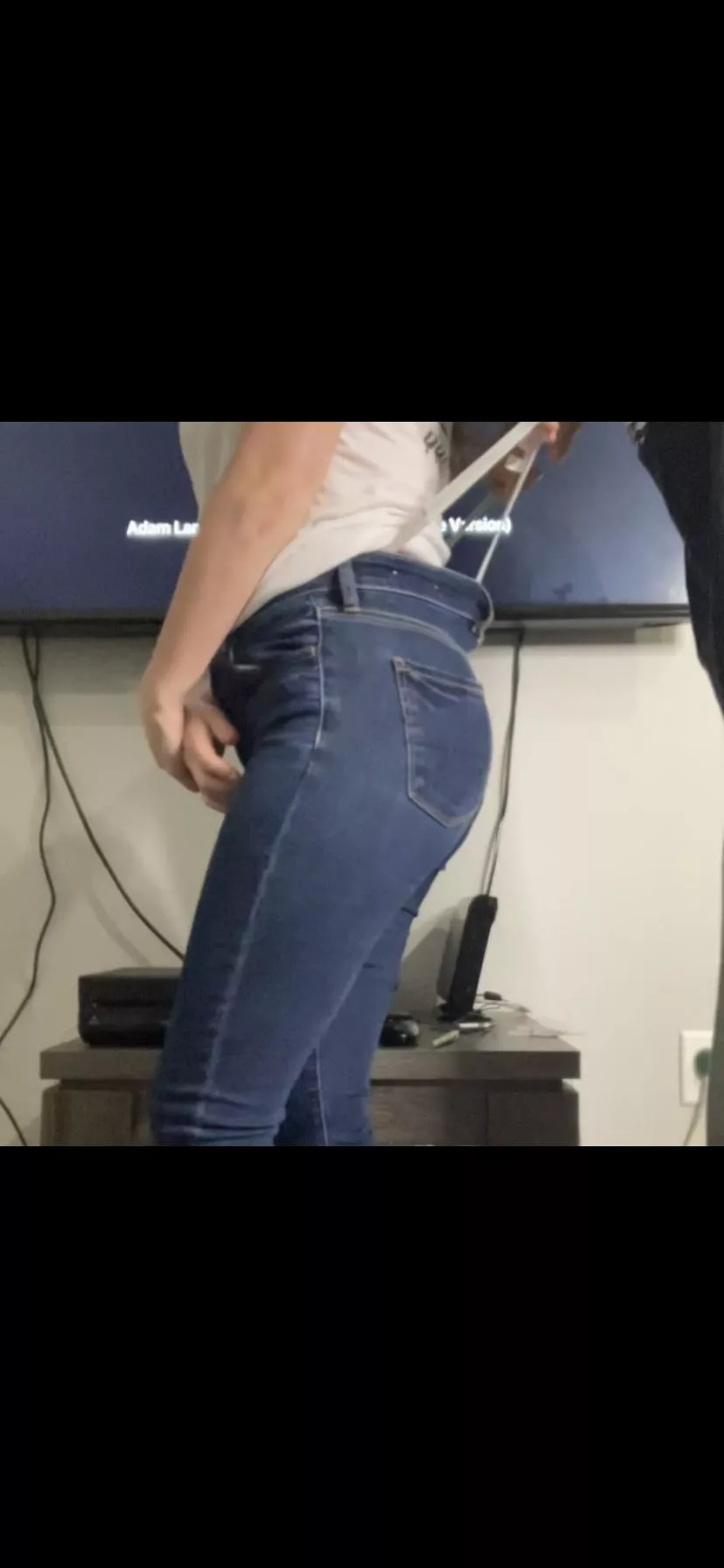 Bonnie gets a thong wedgie in tight jeansðŸ¤ª