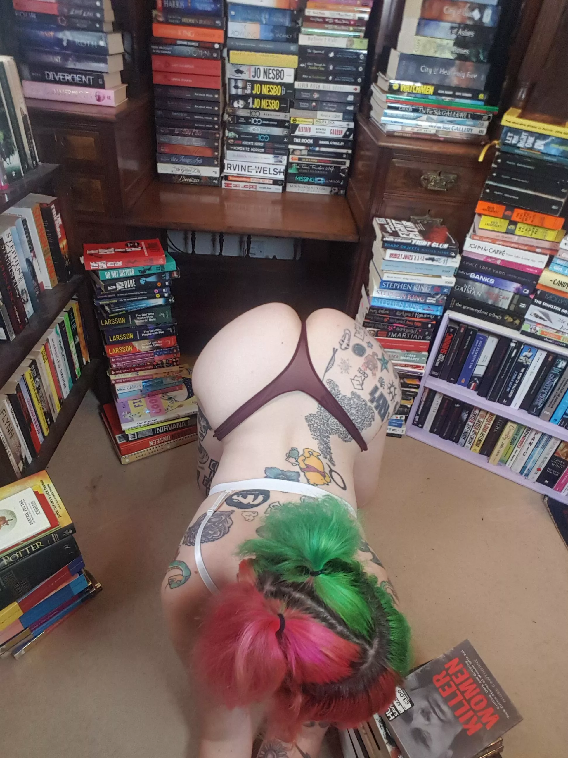 Book nook ðŸ“š (with butt ðŸ‘)