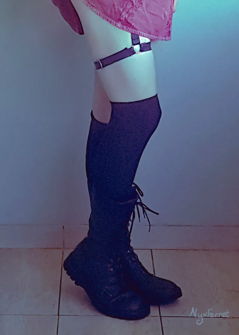 Boots, knee socks and garter (â”€â€¿â€¿â”€)