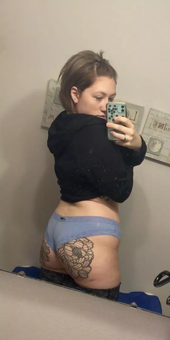 Bored at work so here’s my booty😘