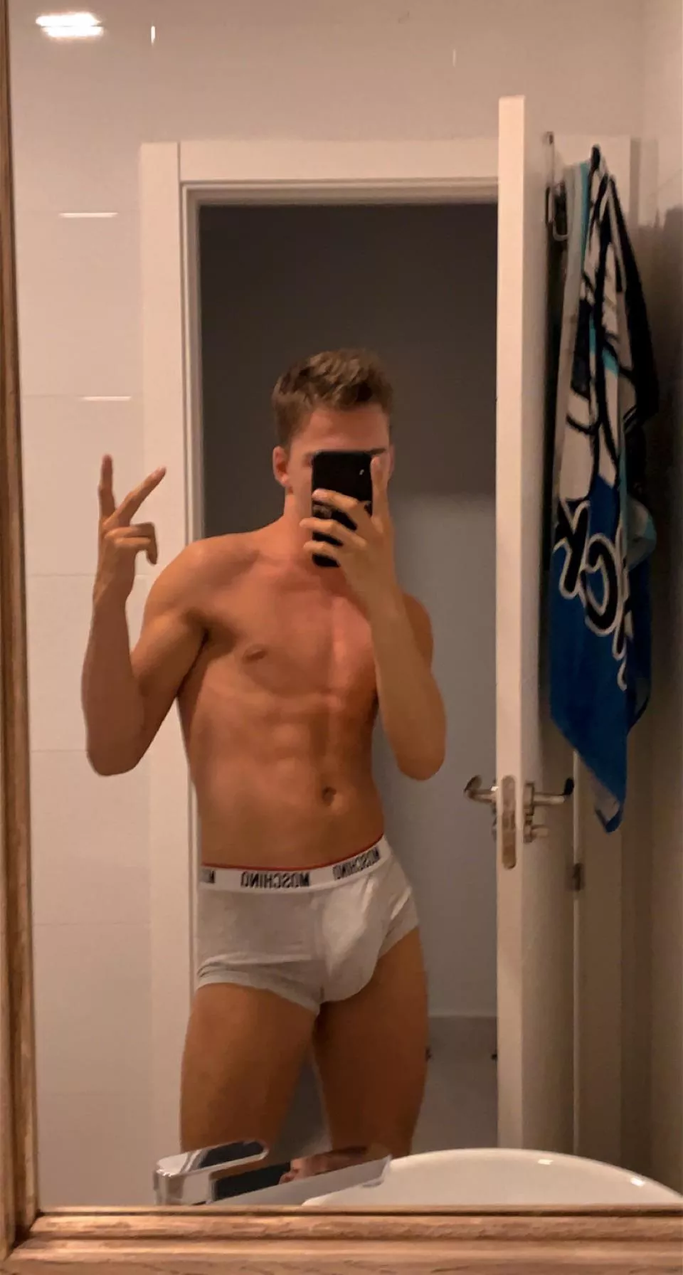 Bored guy, young fit boys hmu ;) dmâ€™s open !