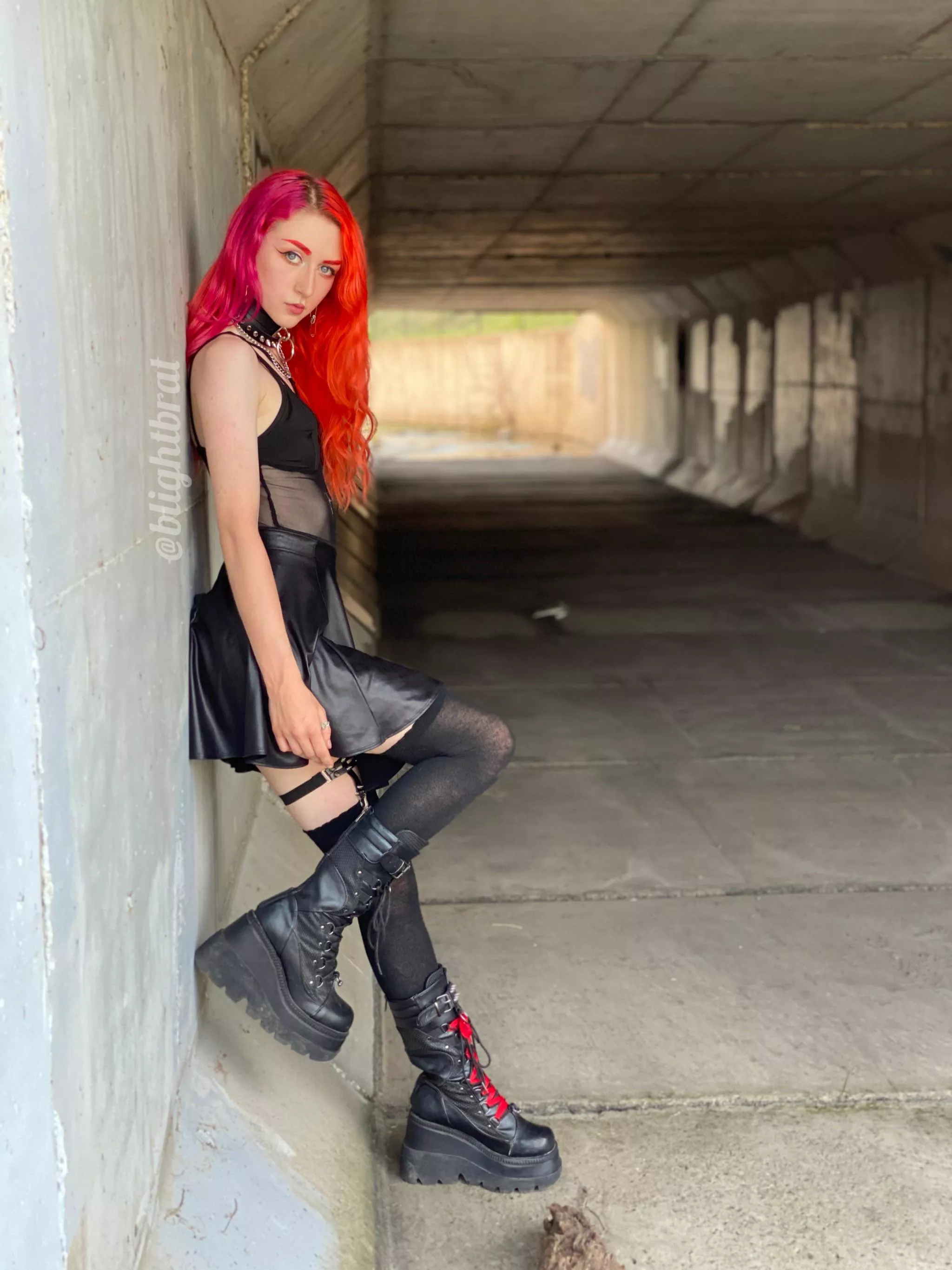 bright hair, dark clothes ðŸ¥µ do you like my big boots?