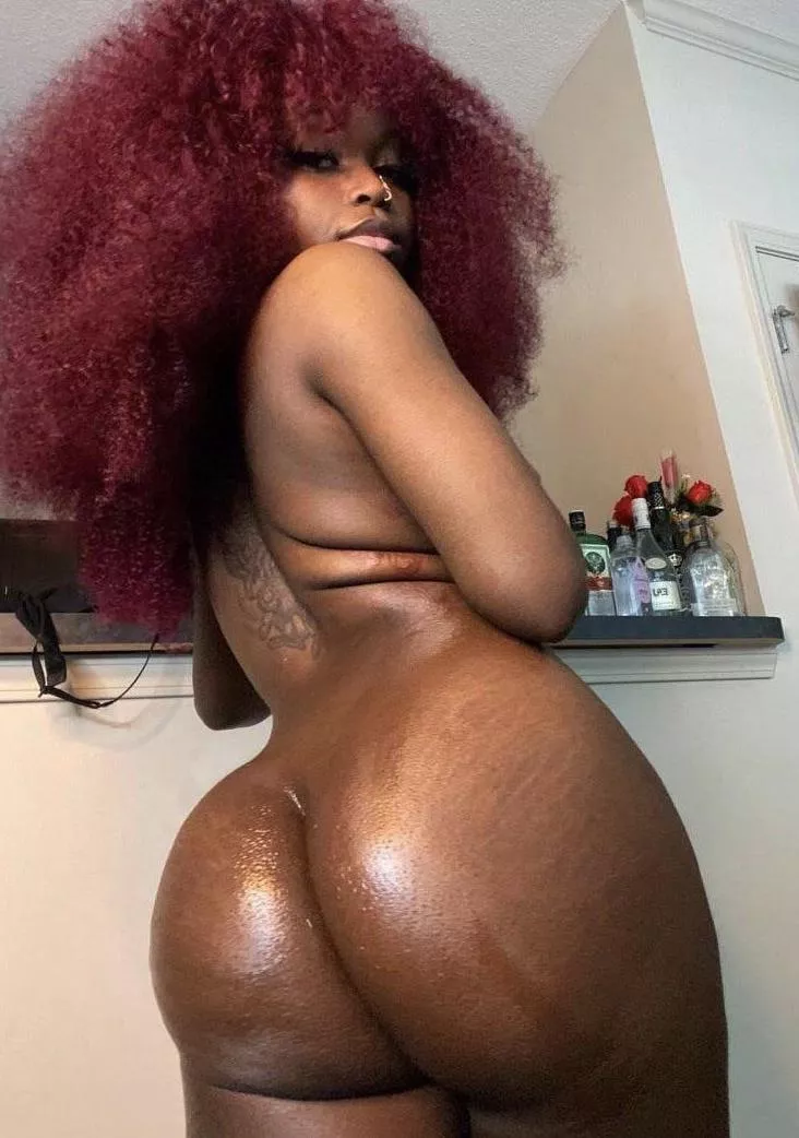 Bronze skin round ass!