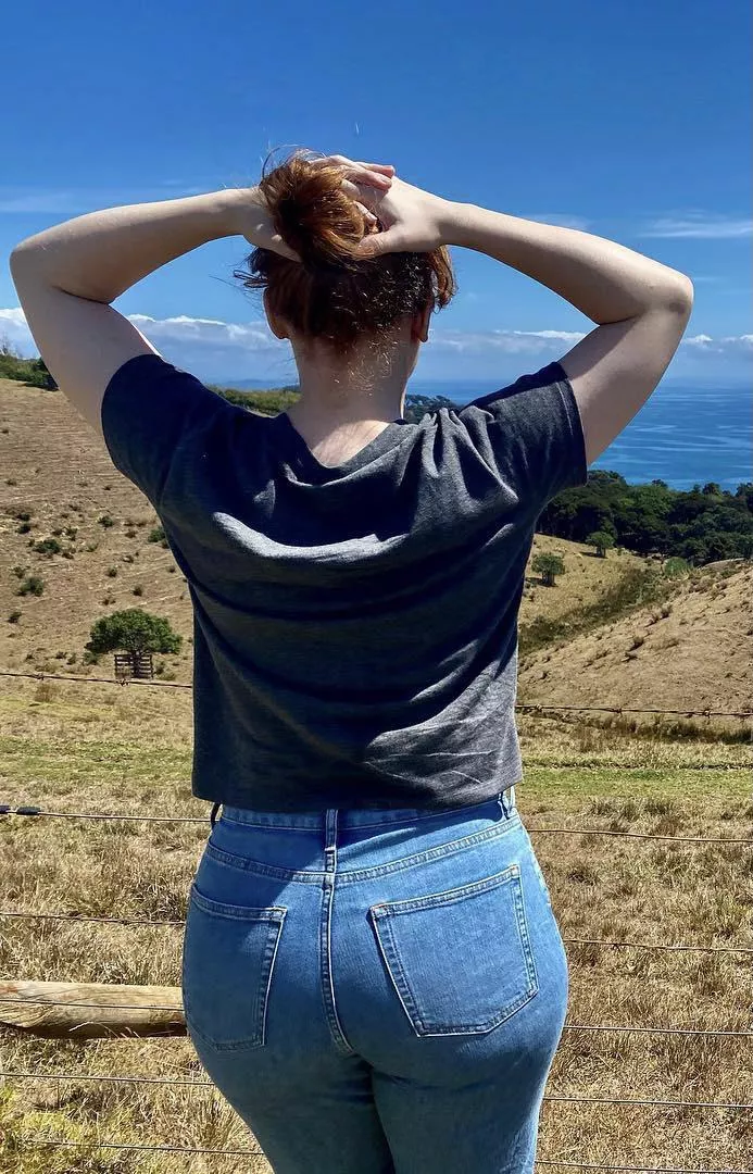 Bryce Dallas is such a fox. That ass is thicc.