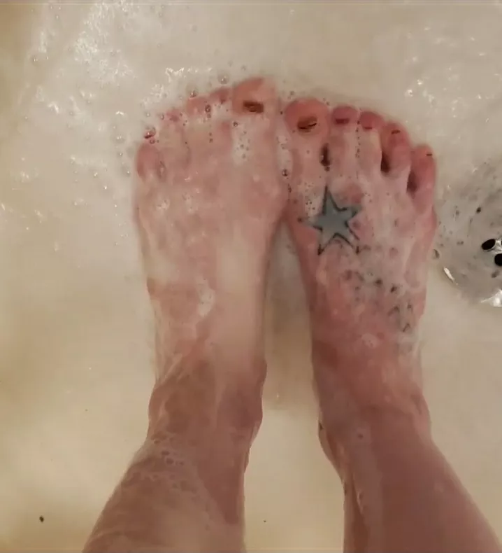 Bubbly shower feet ðŸ‘£