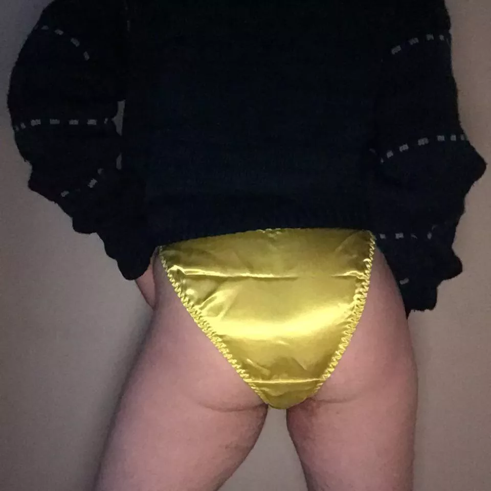 Butt in yellow satin