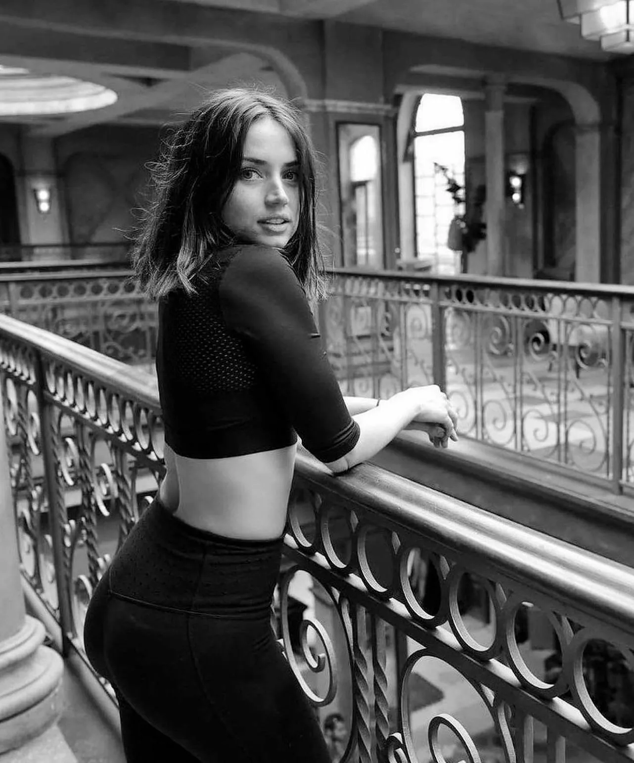 B&W Ana de Armas in leggings ðŸ˜®â€ðŸ’¨