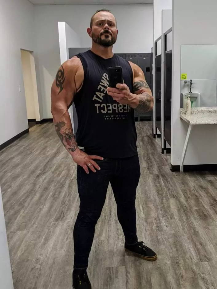 Can a strongman be a hot guy w.tattoos ?