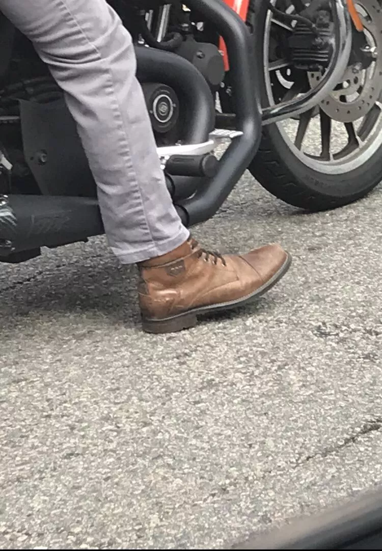 Can anyone identify this boot or boot brand? Thank you!