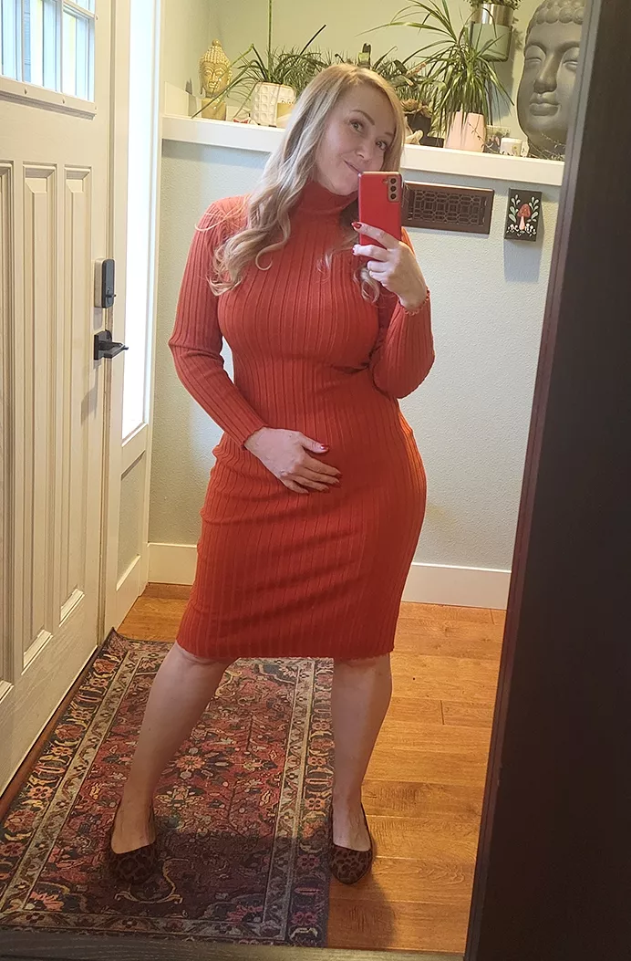 Can fully dressed women look sexy too? [F48]