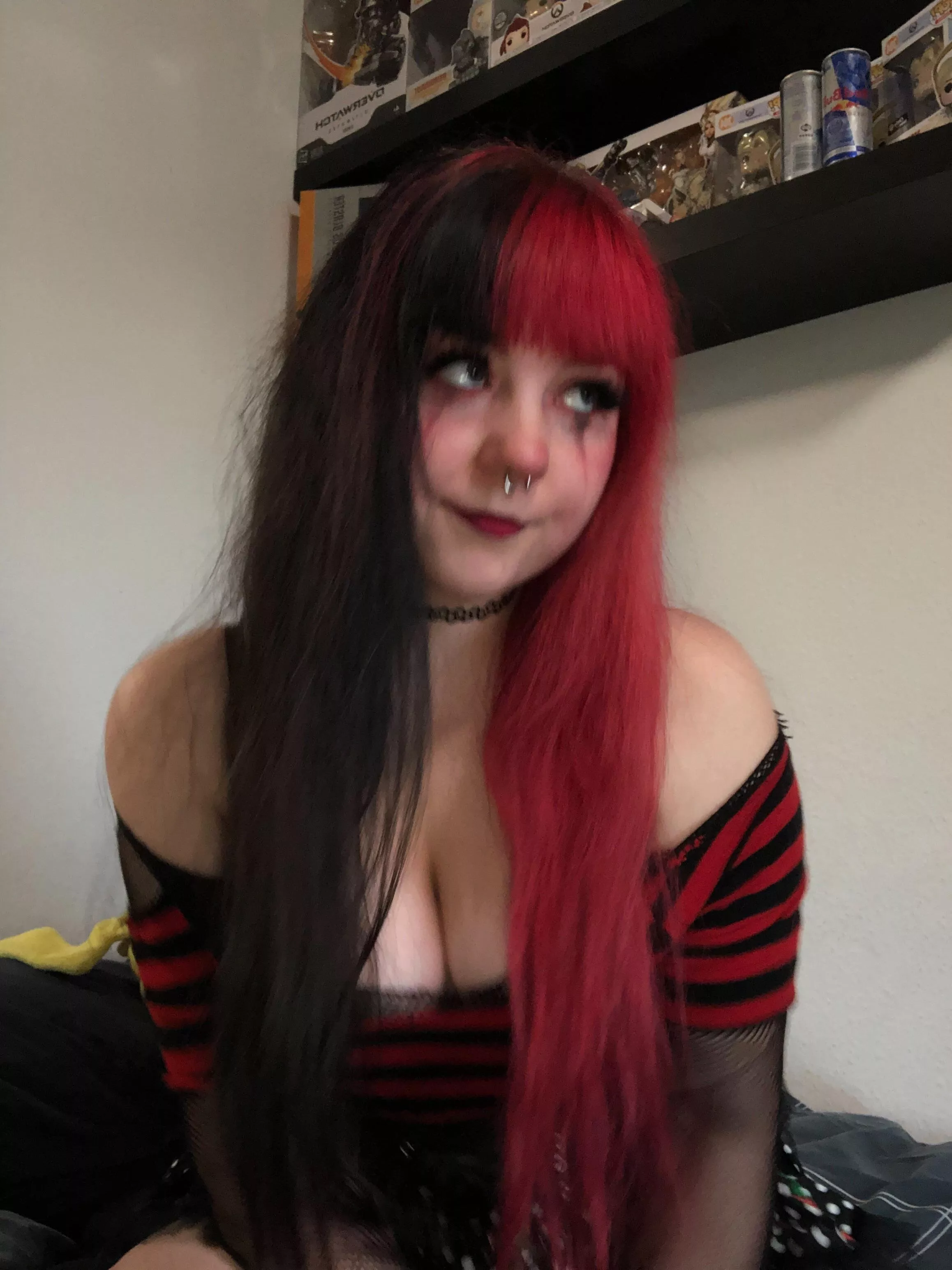 Can i be your big titty goth gf?😍