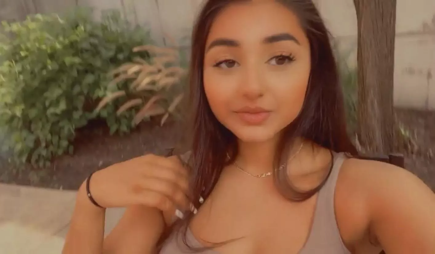 Can someone jerk vid this slut Amara for me