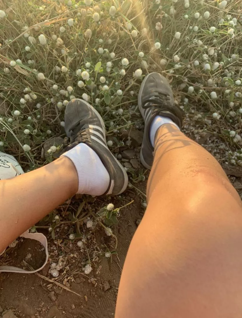 Can you see the sweat on my knee from the hike? Imagine how sweaty my feet in those socks are ðŸ¤© ðŸ§¦