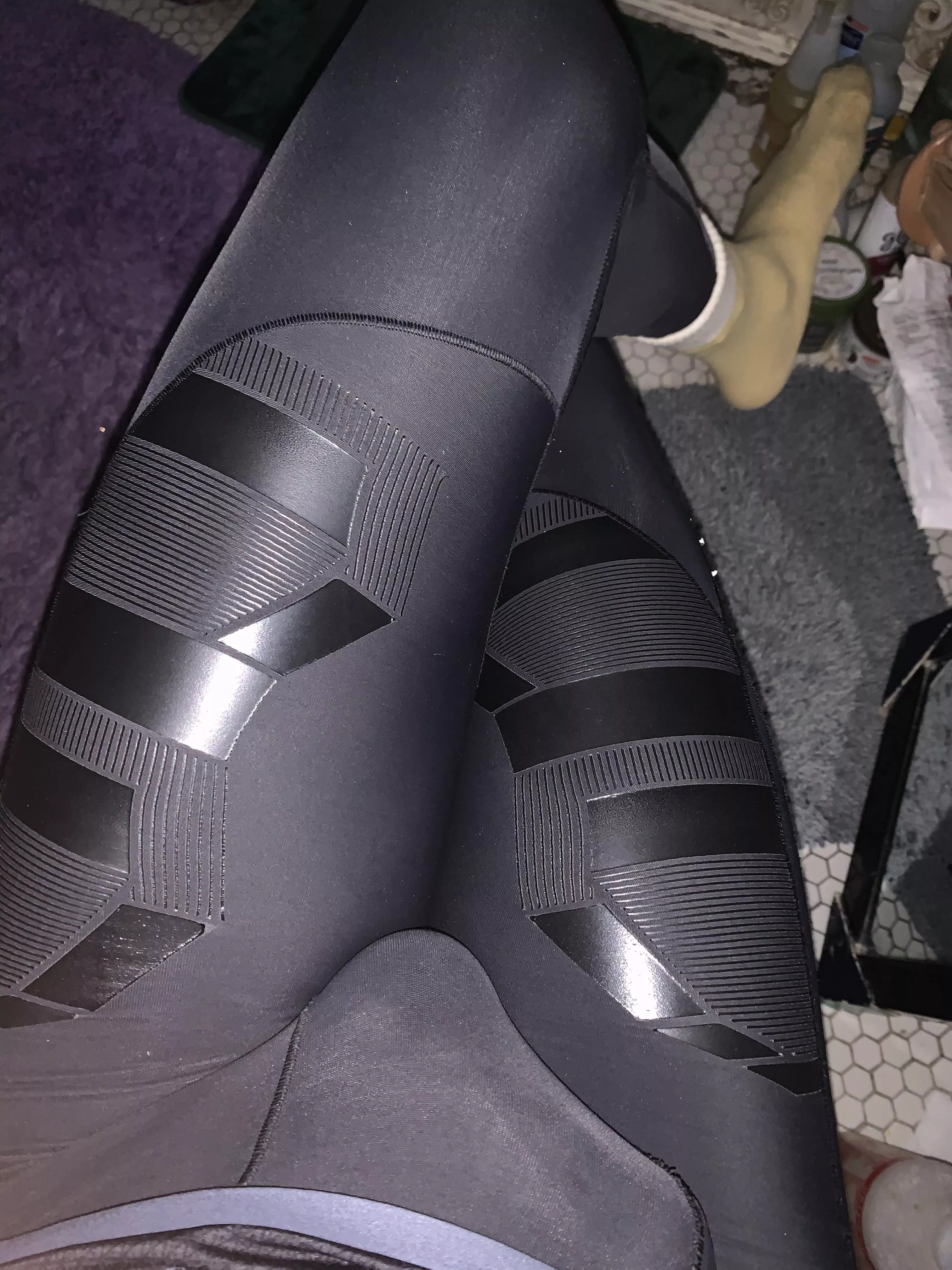 Can you tell how much I love wearing spandex? I just love how these leggings feel sooo smooth against my legs.