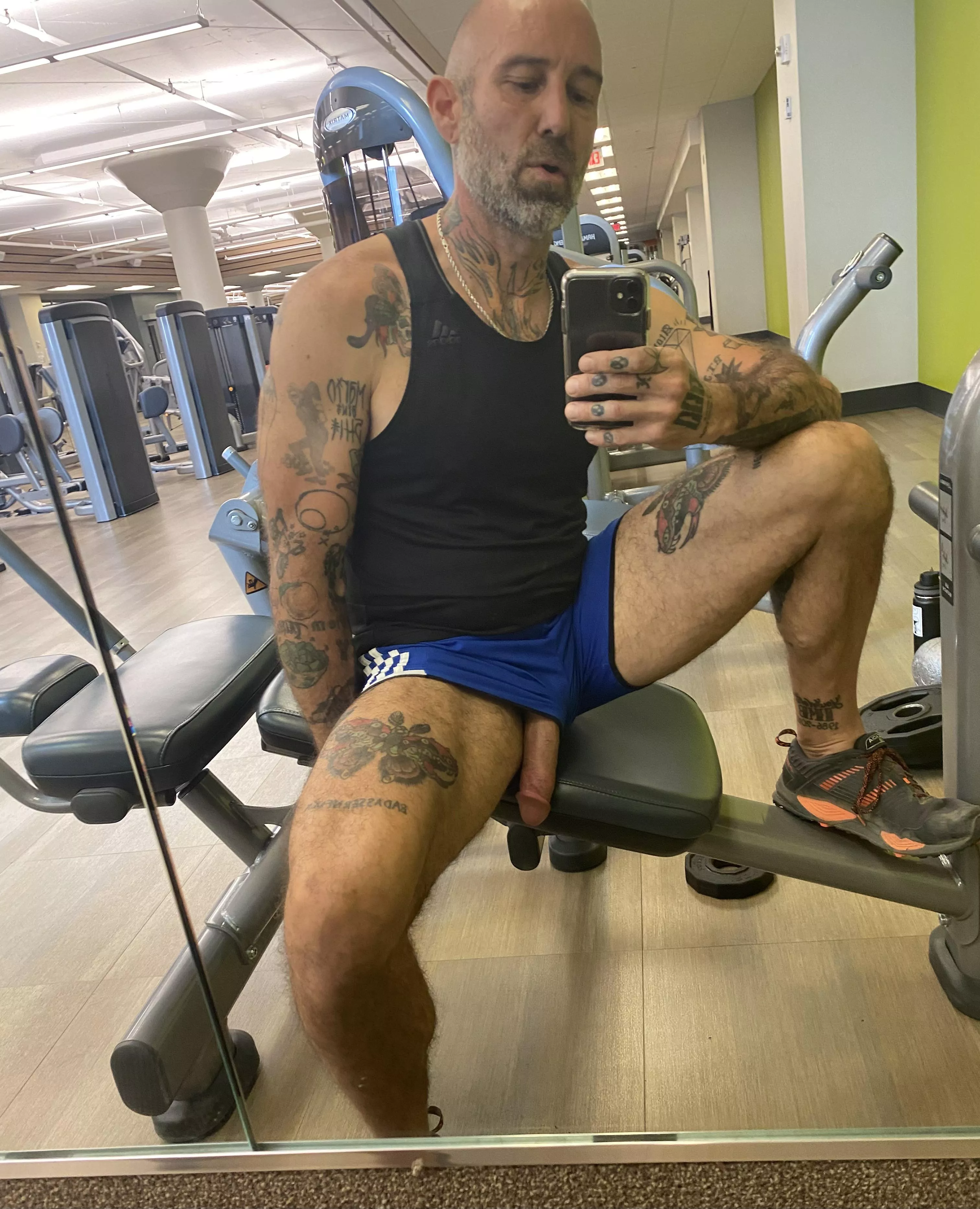 Chav dad slipping dick at the gym.