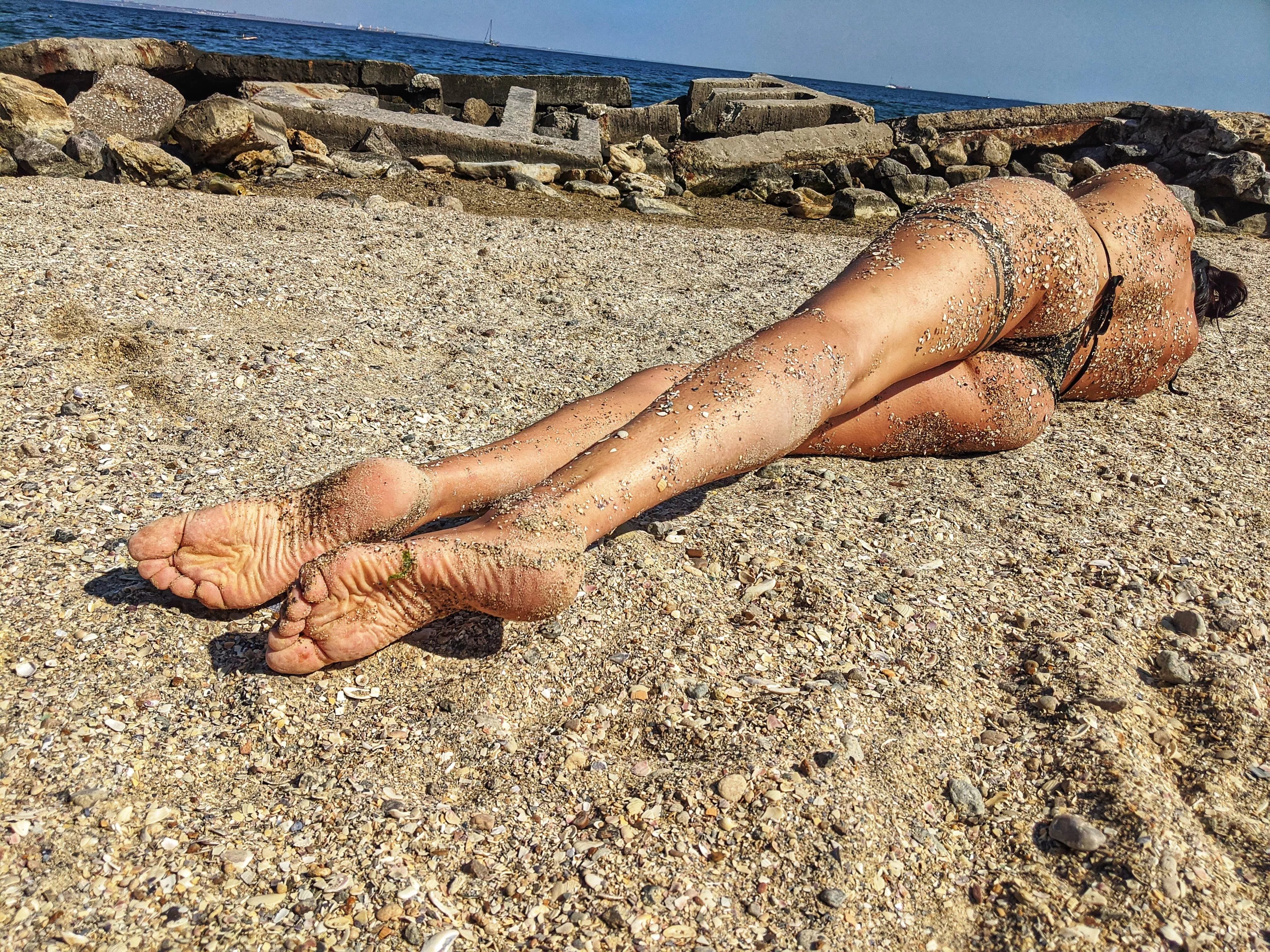 Check my soles in the sand at the beach ^^