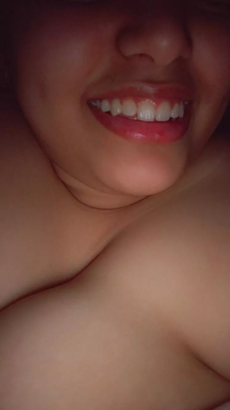 Check out my pearly whites and maybe my Cleavage? 🙈