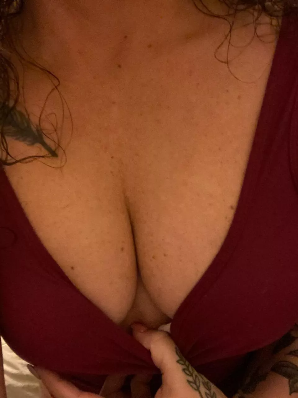 Cleavage to enjoy on this Tuesday!