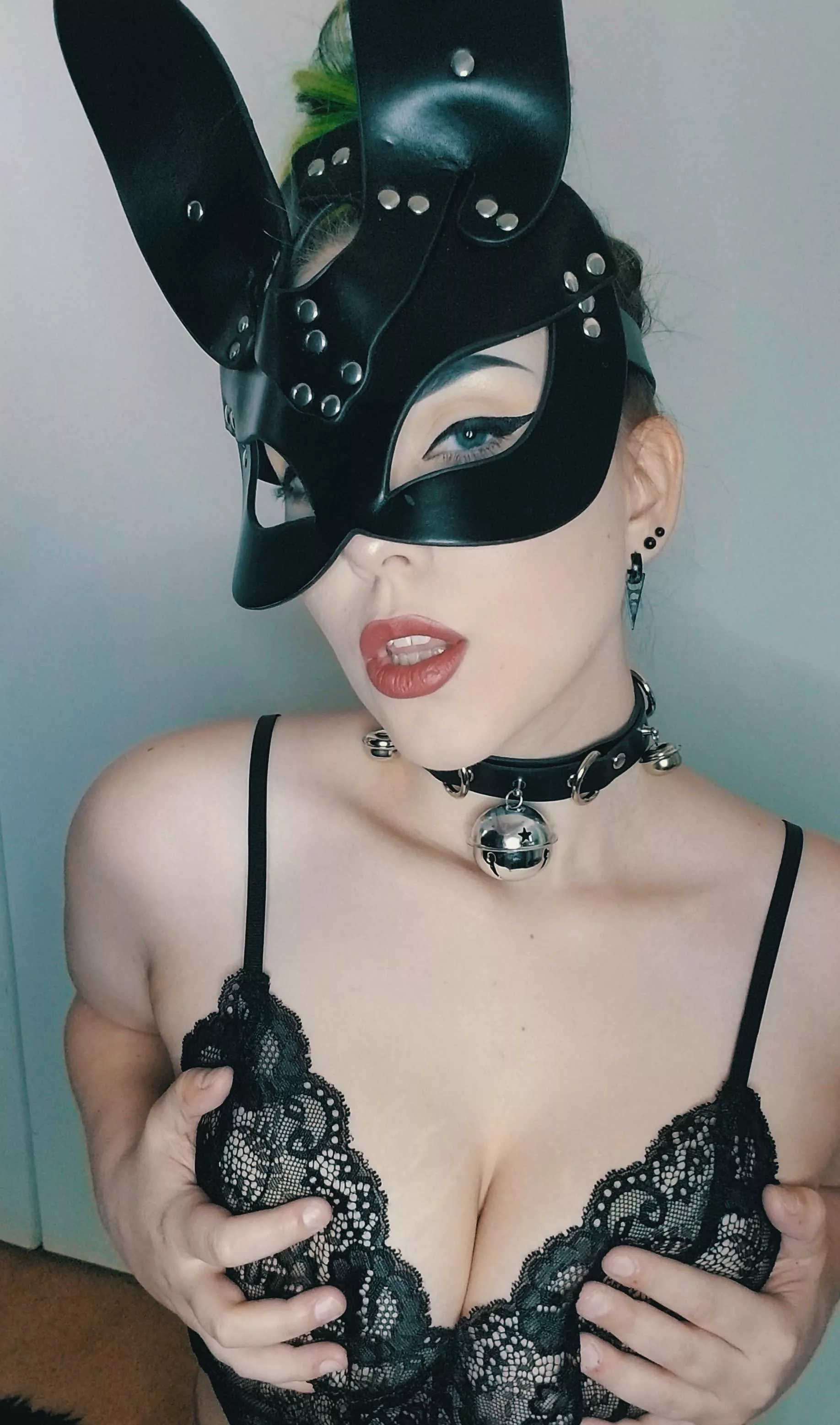 Come celebrate spooky month with me. Check the comments. 🖤