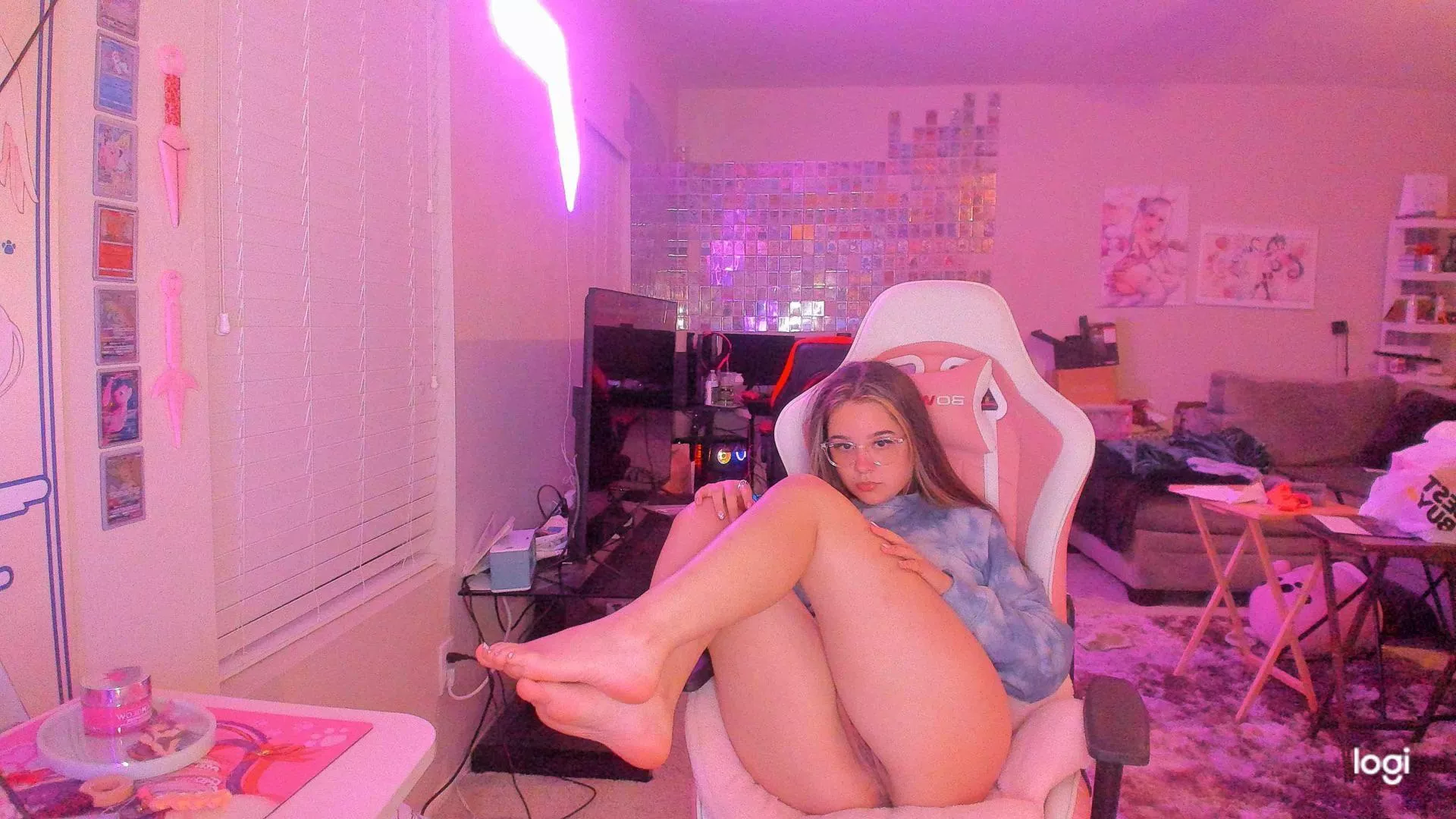 Come fuck me on my gaming chair