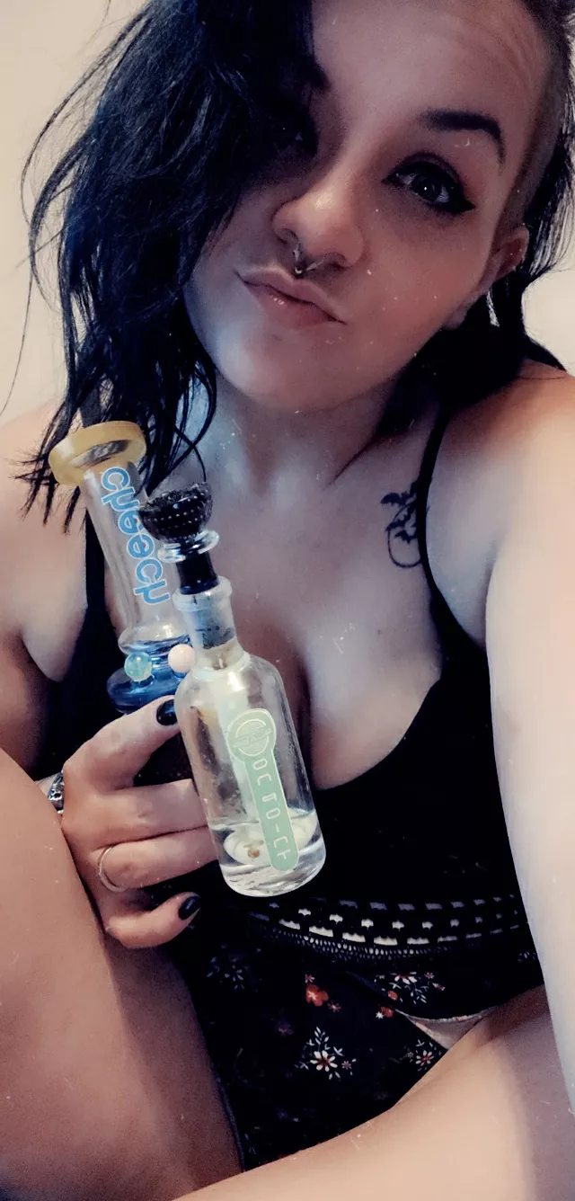 Come watch me milk this bong then I'll milk your cock 🤤