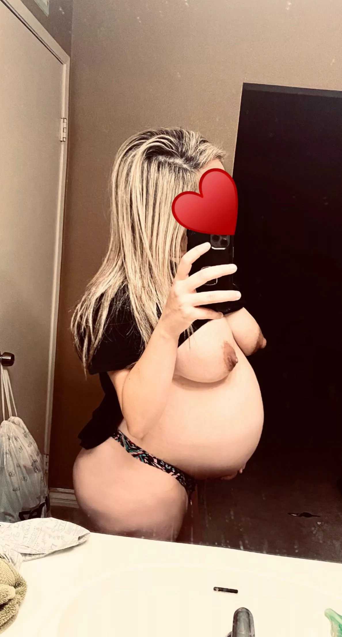 confession: I love being pregnant cause Iâ€™m always so horny! Who loves fucking pregnant girls? ðŸ¤¤