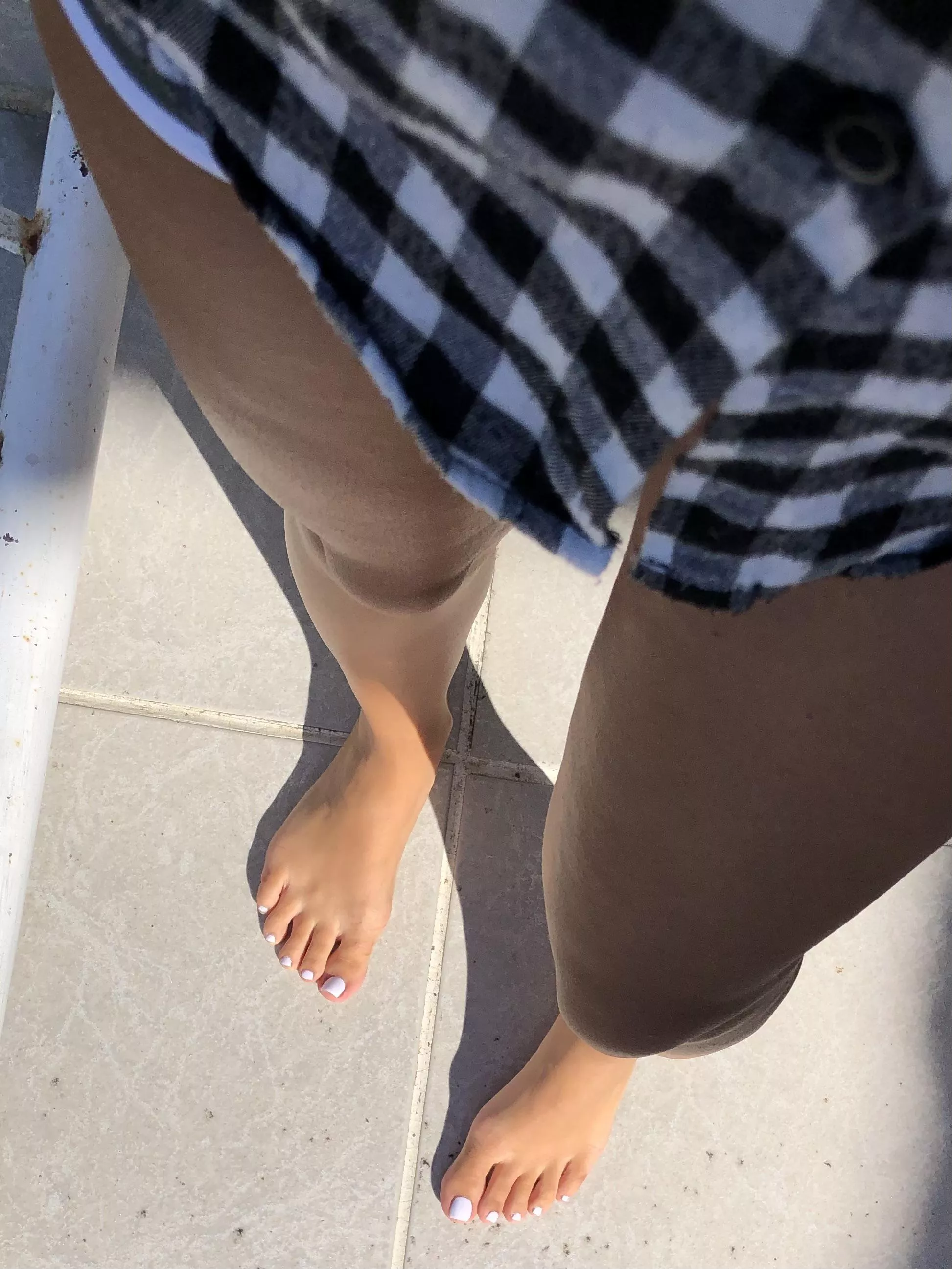 Could you massage my feet please ?ðŸ¥º