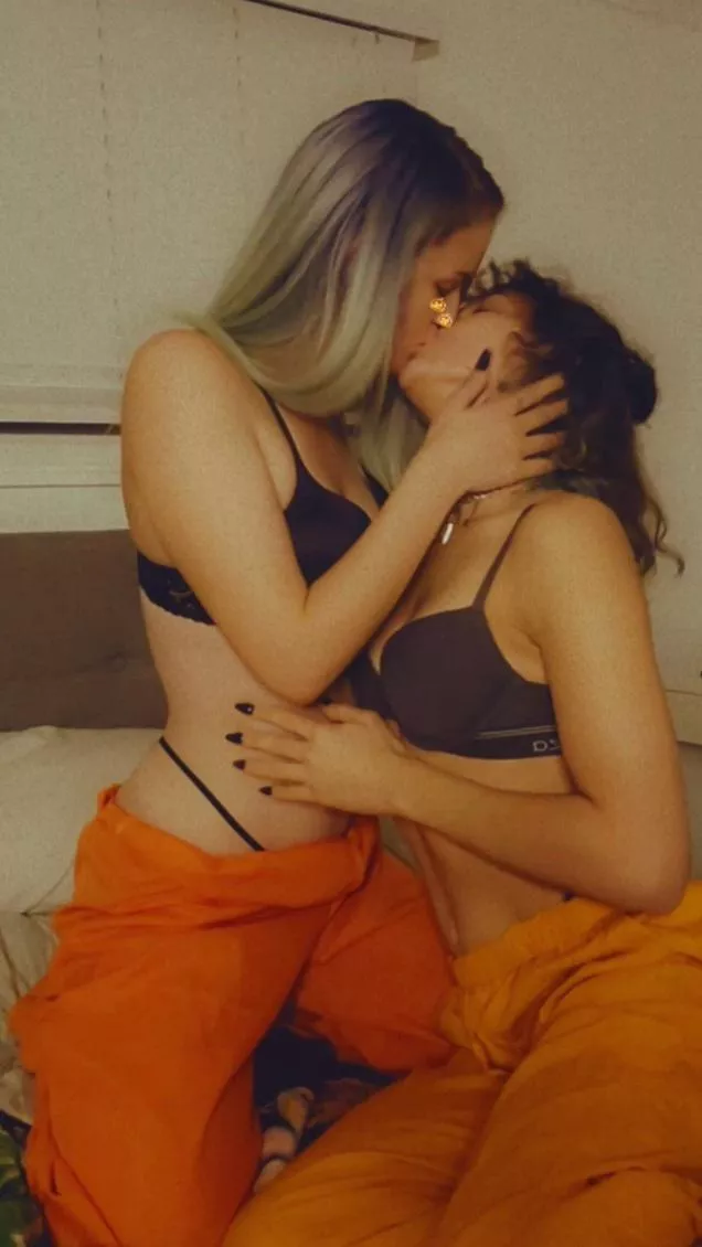 Cum watch me and roommate play ðŸ‘ðŸ˜ðŸ’¦ 20y/o Petite Perky Tits And A Fit BodyðŸ‘ Sexting, G/G, Custom Content, Naked Bong Hoots And More! ðŸ¥µ links belowâ¬‡