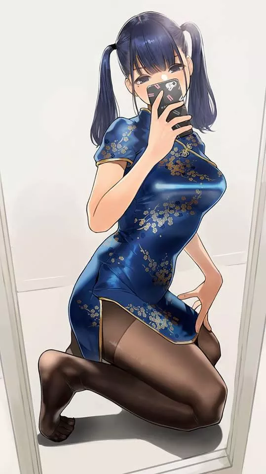 Cute girl in cheongsam taking a selfie [Yomu tights]