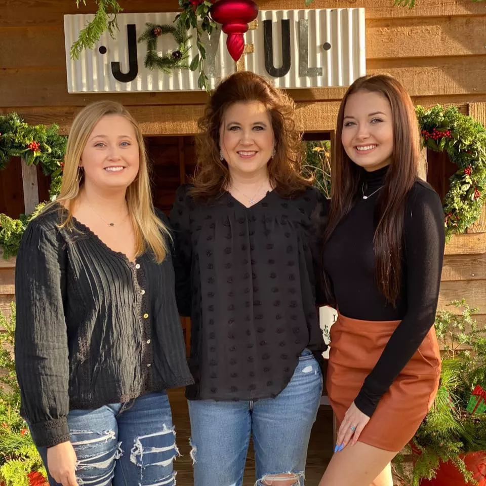 Cute momma and her two sexy ass daughters 🖤