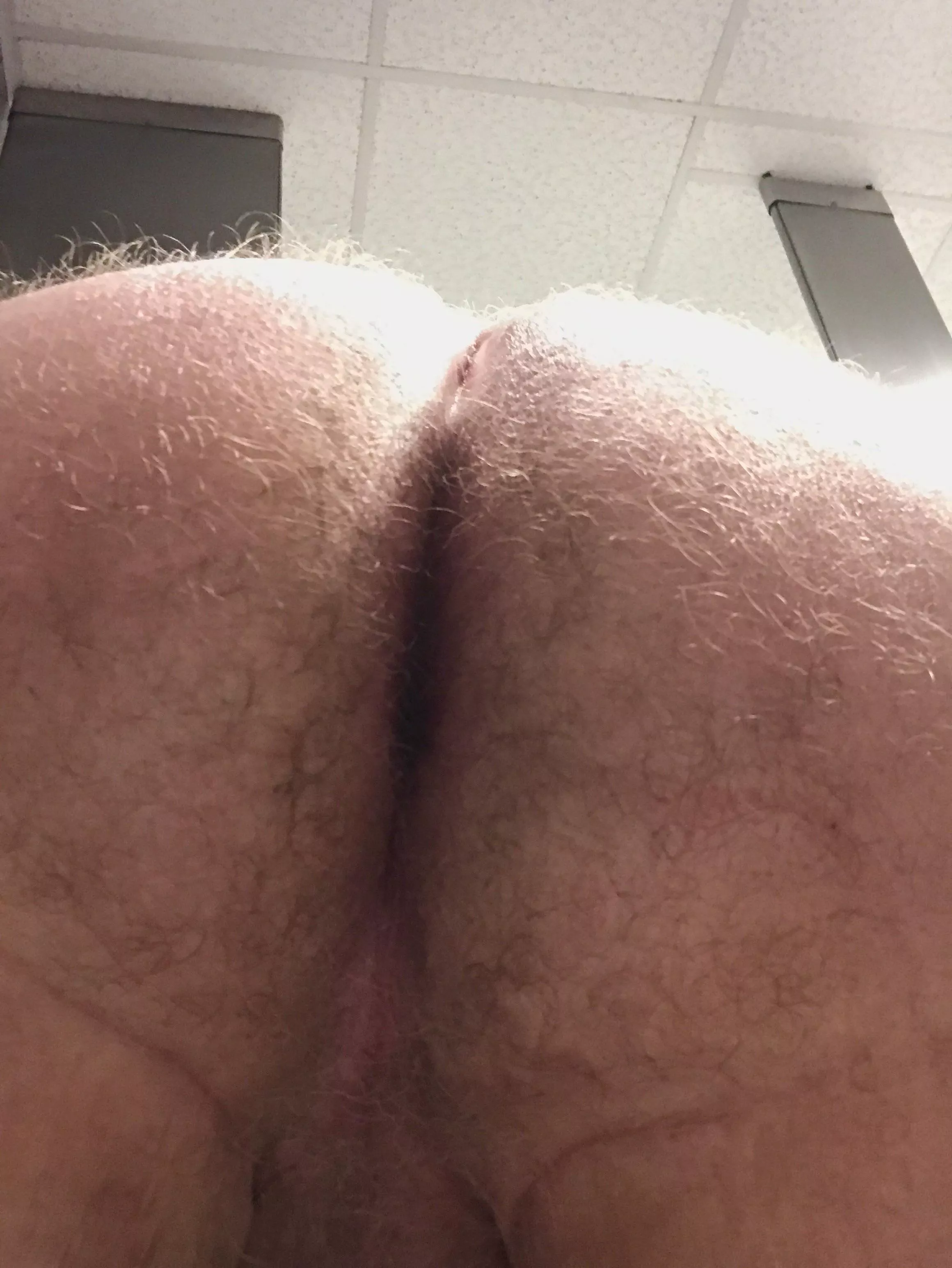 Daddyâ€™s musky hairy ass needs some attention