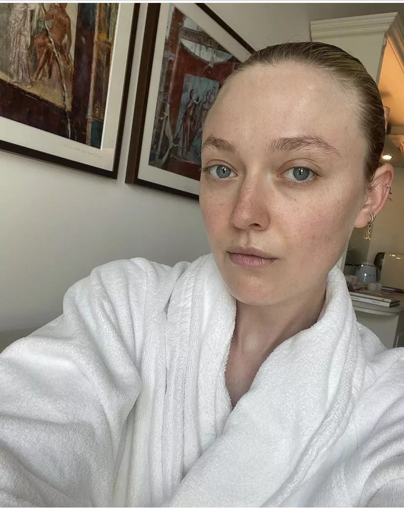 Dakota Fanning all natural