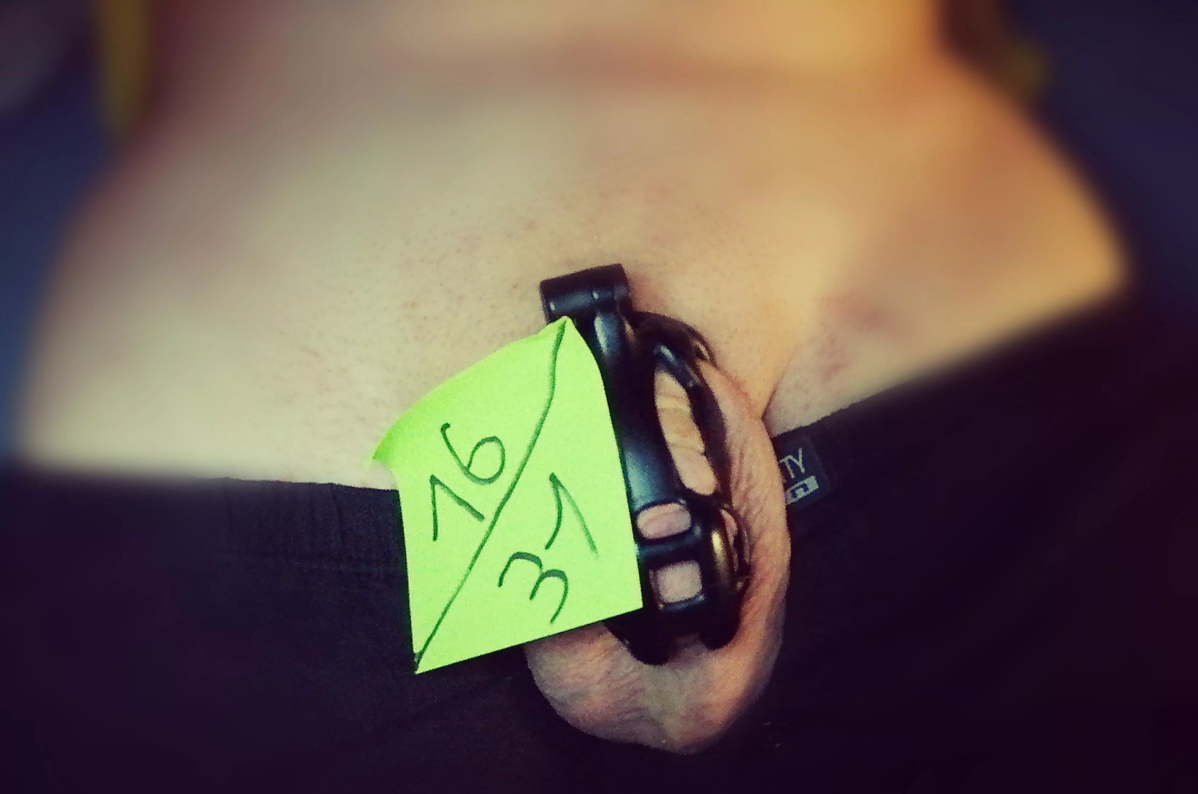 Day 16 of Locktober done! 😇 With a dick only slightly bigger than a post-it, no wonder that I'm locked up and should stay that way... 😅🙈